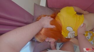 Mostohaanya váratlanul kapja a nevelő fia faszát a szájába, majd a fenekébe élvez a kanapén