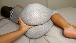 Csinos milf az ágyban a szomszéddal, amíg a férje nincs otthon