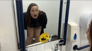 Csaló főnök meglepetés arcra élvezést kap a kocsmavécében