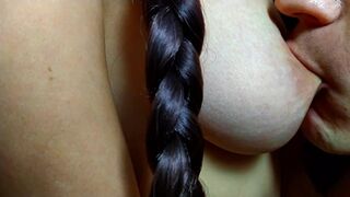 Nevelő fia újra orálozza nevelő anyja mellbimbóit