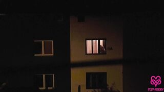 Leselkedj kettő lesbi csajra az ablakon át, és látogasd meg őket a vad hármasra