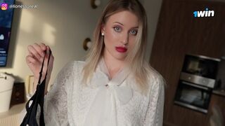 Nevelő anyum a bugyiját dörzsölve kényeztetett, majd hagytam, hogy megbasszam a szakadt harisnyájában!