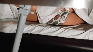 A vonaton nyilvánosan megbassza a házas utas társát, miközben producernek adja ki magát