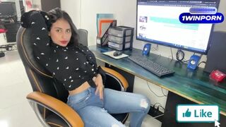 Bűbájos titkárnő cidázza és megbassza a főnök farkát, amíg a szájába nem élvez - lebukott masztizás közben