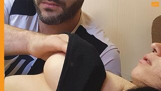 Kíméletlen remegő orgazmus a mellbimbó játékból