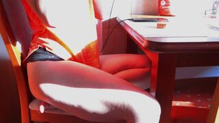 Szépség hajnalban peckezik egy csésze kávé mellett