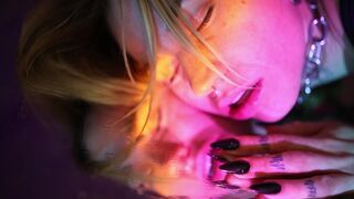 Spriccelés és tükrök - házibuli őrült dugássá válik