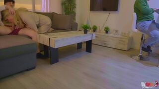 Mostohaanya leszopja a nevelő fia farkát és hátsó bejáratba kúrják a férje háta mögött