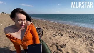 A kéjnő kiéhezett az interaktív játéktól és szopott a strandon
