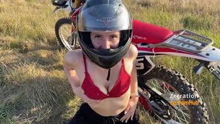Fullos motoros kis csaj orálozza a motorost az enduro mezőn