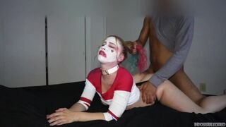 Harley quinn keményen cumizza a nagyméretű fügyit és lovagol rajta beleélvezésig éjszakai változatban