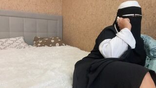 Arab hitves telefonon beszél és a punciját simogatja az orgazmusig