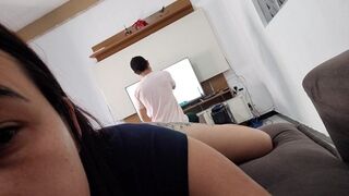 Szeretnék hancúrozni ezzel a szerelővel, mutatom neki a kolosszális seggem, hátha bejön!