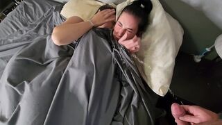 Kettő kicsike keblű fekete hajú lányra pisil az ágyban majd pisi áztatta bugyijukban csókolóznak