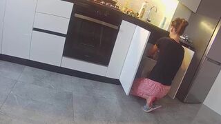 Szexy asszony a szomszéddal szeretkezik a konyhában - igazi megcsalás