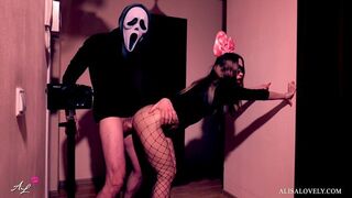 Maszkos őrült keményen megbassza a csoki csajszit a tükör előtt - halloween szerepjáték fétis páros játék