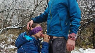 Nyilvános pippantás és ondó lenyelés a hegyvidéki folyó partján