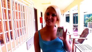 Mickenzie Moore világos szőke főiskolás csajként orálozza és lovagolja a vastag bájdorongot