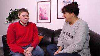 Vörös hajú milf nagyméretű mellekkel cidázza a kukacot és hagyja hogy keményen megdugják