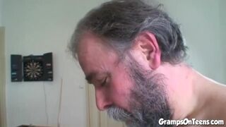 Fiatal vörös kiscsaj orálozza és lovagol a nagypapa faszán