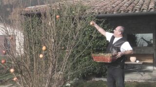 Fullos világos szőke tinédzser amatőr valagba dugva és szájba lőve nagyméretű farasszal