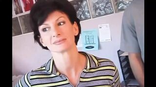 Sharon Mitchell feleségként cumizza és hátsó bejáratba veszi Mark Wood farkát retro stílusban