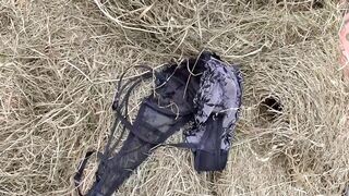 Hatalmas valagú szépkorú nő cumizza a paraszt farkát a disznóólban