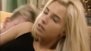 Timea Margot méretes kukacot kap a retro Lover's Lane legelső epizódjában