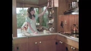 Lollipop Cream 3. részben John Holmes nagyméretű farkát cidázza a szuka retro stílusban