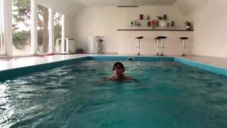 Lezbi lányok élvezik az ököltés örömét cumizás és vibrátor közben