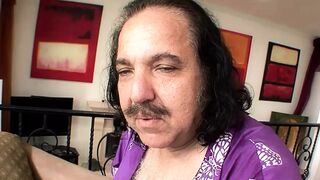 Lynn Love amatőrként orálozza a hatalmas dárdát retró videóban