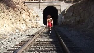 Amber Rayne sovány teste három óriási pöcst kap szopásra és seggbe