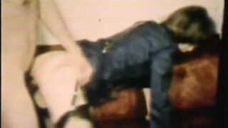 Retro csoportos pippantás tehetséges és kacér fehér és fekete lányokkal