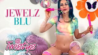 Twistys csábító sztárja, Jewelz Blu vadul peckezik a kamerák előtt hatalmas mellekkel és műpénisszel
