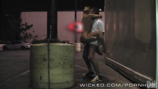 Nicole Aniston vad utcai kalandja egy bazinagy meglepetéssel - Wicked Channel