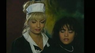 Retro pornó kolosszális fasszal és szopással a 7 Vizi Capitali 4. epizódjában Michelle Bauer Lea Martini és Gessica Massaro szereplésével